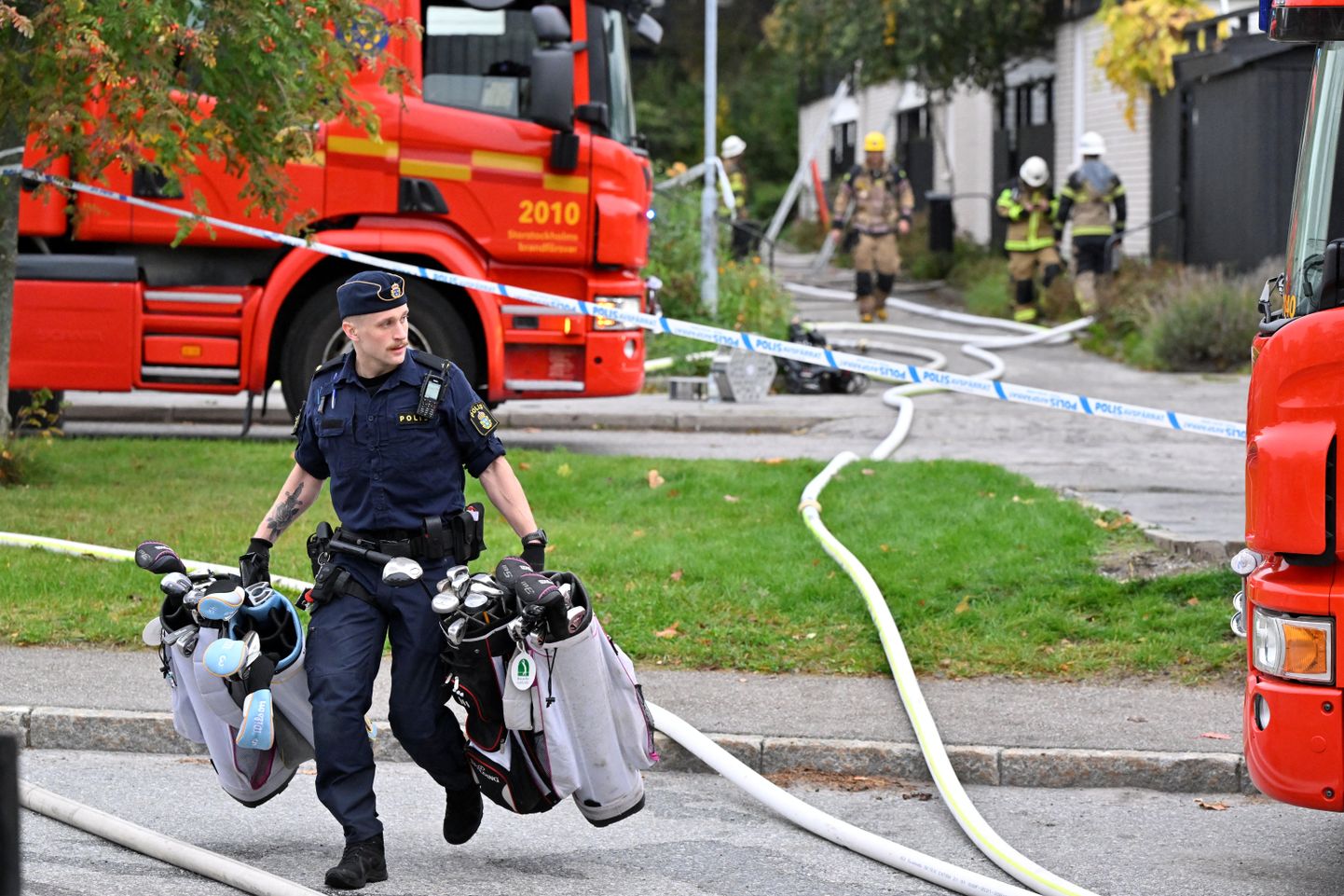 Päästjad täna hommikul Stockholmi lääneservas Hässelbys, kus tugev plahvatus läitis elupiirkonnas ulatusliku põlengu.