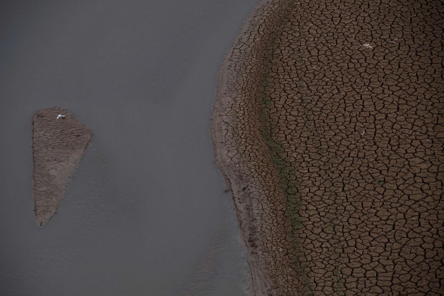 Kokku kuivanud Entrepeñase veehoidla Hispaania keskosas Guadalajara provintsis Tejo jõe ääres.