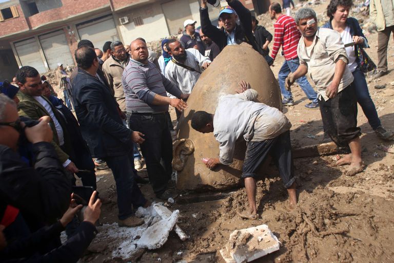 Egyptian workers clean a part of a 19th dynasty royal statue at the site of a new archeological discovery at Souq Al-Khamis district in Al-Matareya area, Cairo, Egypt on March 9, 2017. According to the Ministry of Antiquities, two 19th dynasty royal statues were found in parts in the vicinity of King Ramses II temple in ancient Heliopolis (Oun) Sun Temples by a German-Egyptian archeological mission. (Xinhua/Ahmed Gomaa) //CHINENOUVELLE_0903.EGY.001/Credit:CHINE NOUVELLE/SIPA/1703091746
