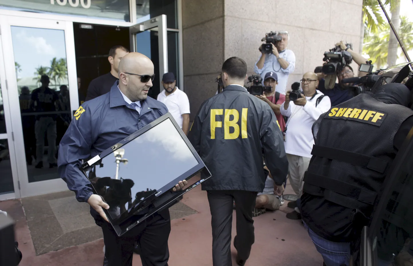 В рамках дела о коррупции в ФИФА агенты ФБР обыскивают офис КОНКАКАФ в Майами.