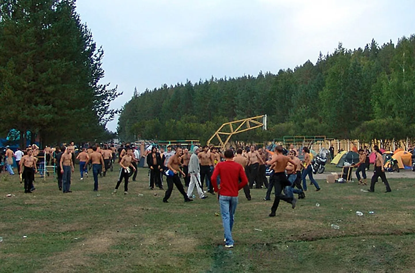 Palja ülakehaga skinheadid nüpeldamas Miassis rock-festivali publikut.