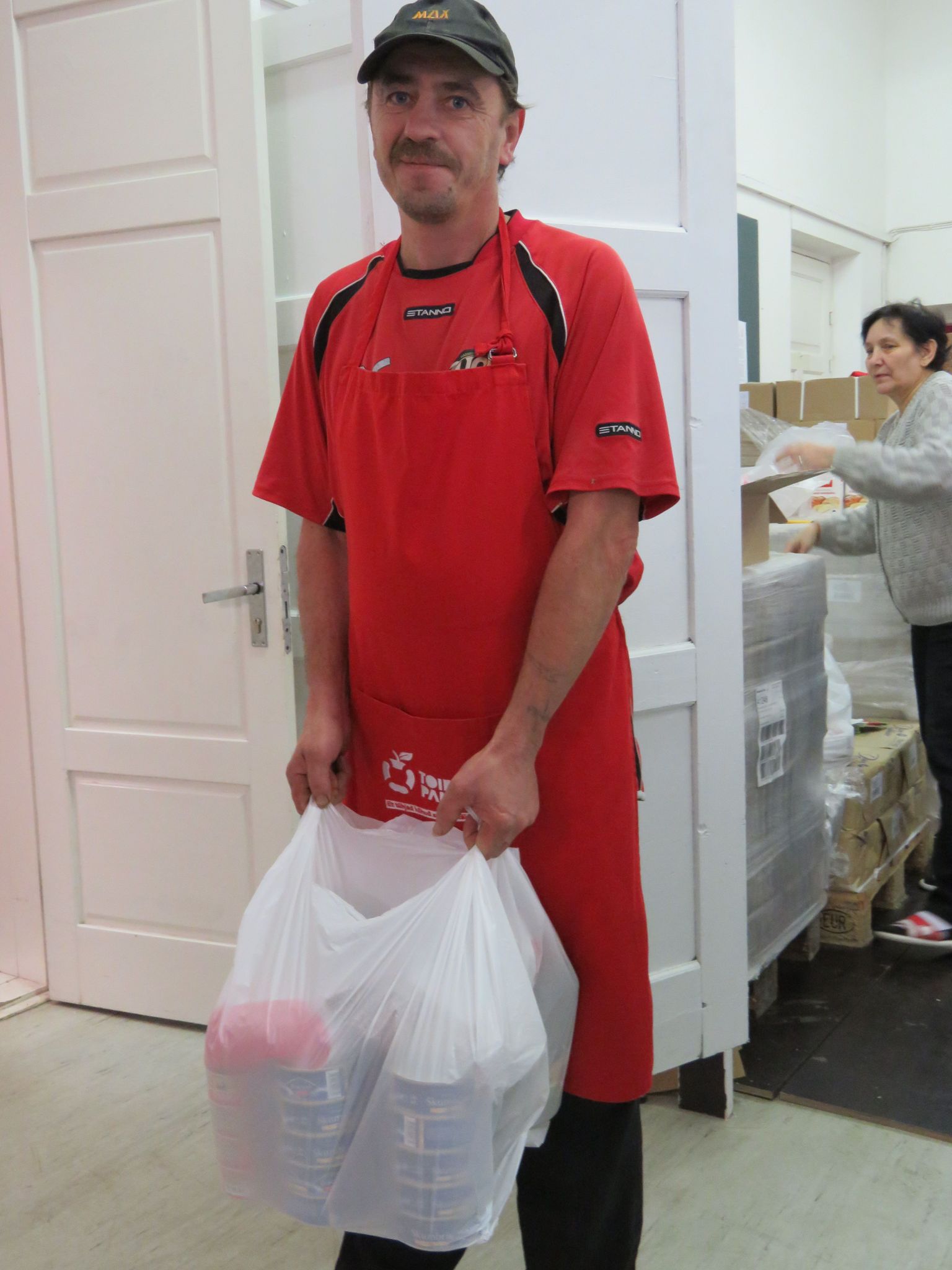 Toidupanga juures vabatahtlikuna oma hindamatut abi osutav Zigmars Blaus on võtnud endale transamehe raske rolli. Kanda päev läbi 18kiloseid toiduabipakke ühest ruumist teise ei ole naisperele lihtsalt kontimööda.