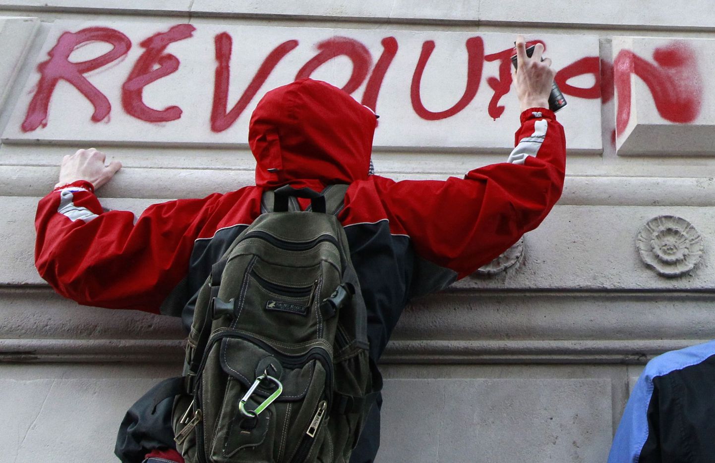Demonstrant sodimas Briti välisministeeriumi hoone seinale Londonis.