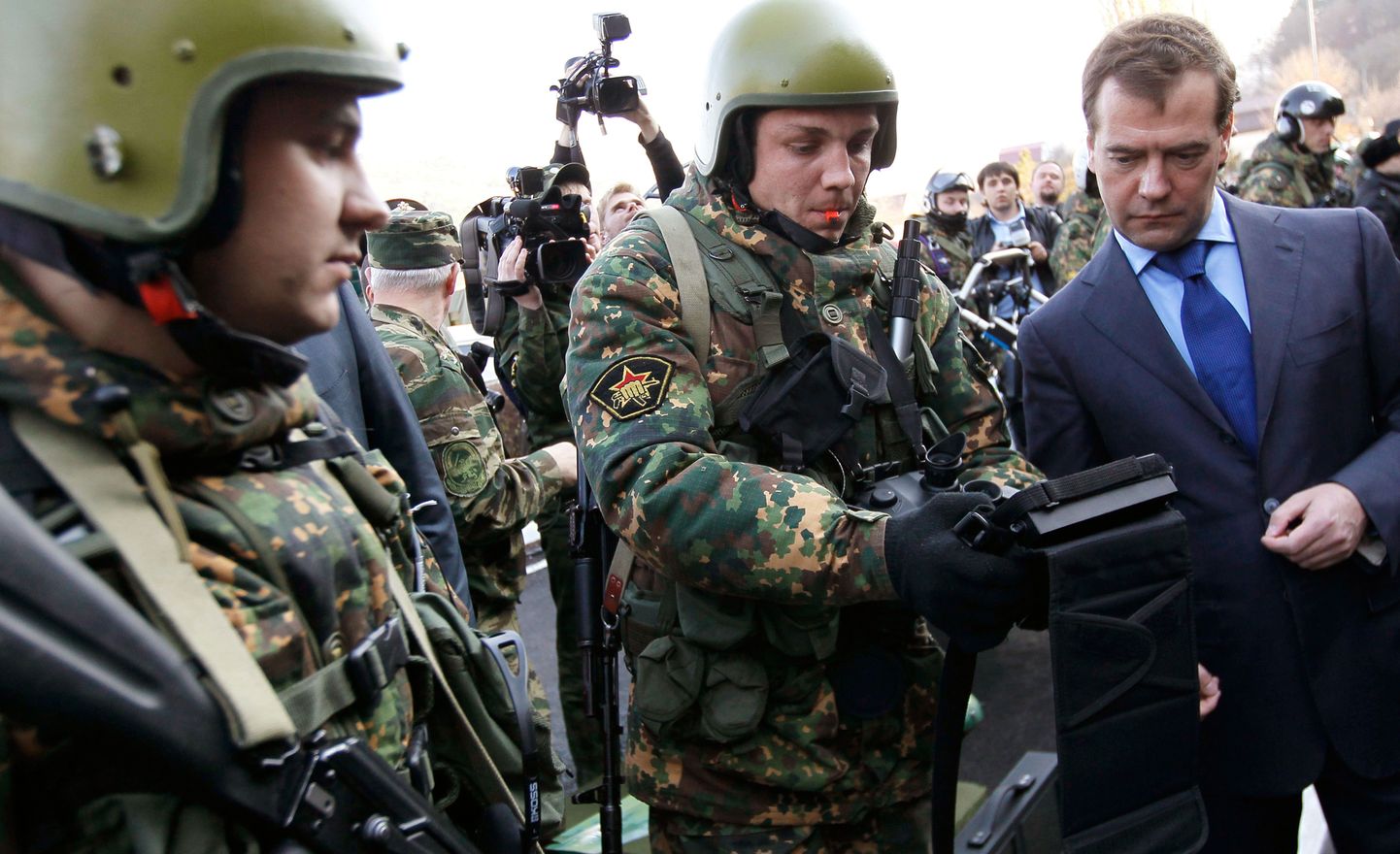 Dmitri Medvedev tutvub siseväelaste varustusega Põhja-Kaukaasias Kislovodskis.