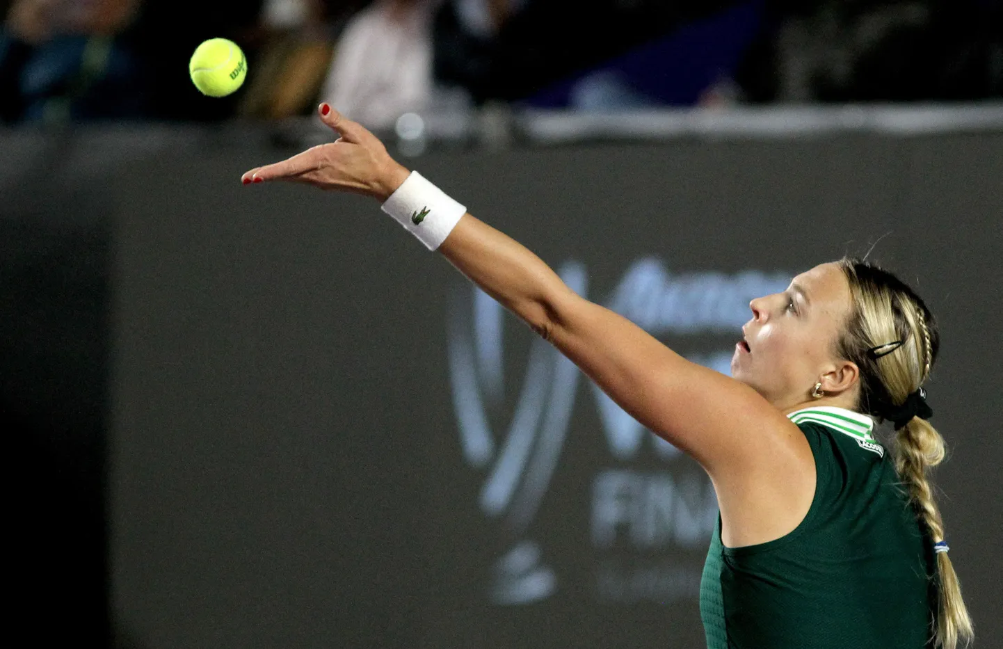 Anett Kontaveit servimas WTA finaalturniiri finaalis.
