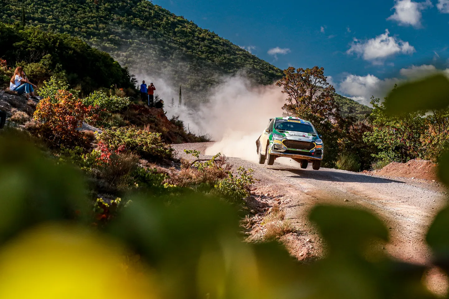 2023. aastal tuli juunioride maailmameistriks iirlane William Creighton (pildil). Tänavu on ta Fordi roolis WRC2-sarjas pääsenud esikuuikusse vaid korra. 2022. aastal maailmameistriks tulnud Robert Virves suutis mullu auhinnaks saadud WRC2-startidega sama, kuid on tänavu palju paremas löögihoos.