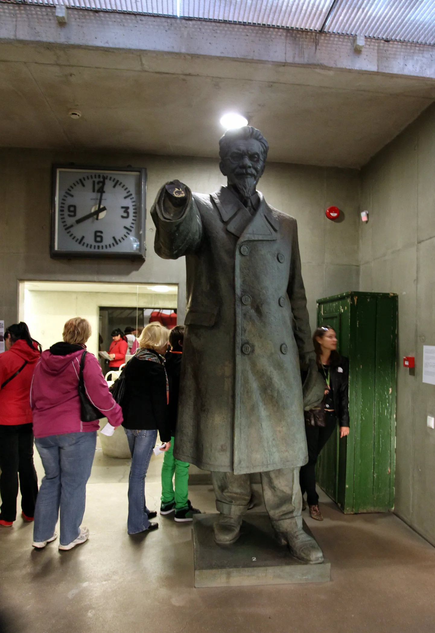 Muuseumiöö 2012. Okupatsioonide muuseumis sai omapäi ringi vaadata.