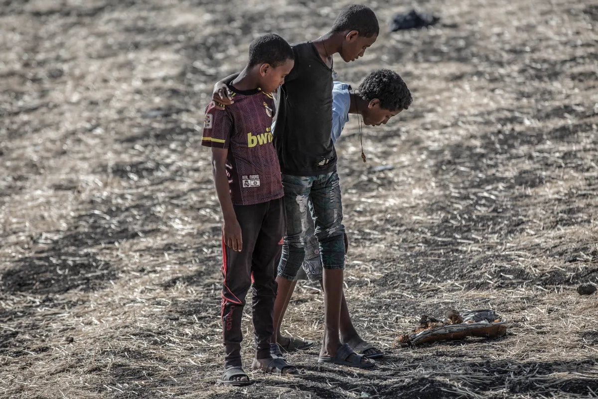 Möödakäijad vaatamas lennuki rususid Bishoftus natuke Etioopia pealinnast Addis Abebast väljas.