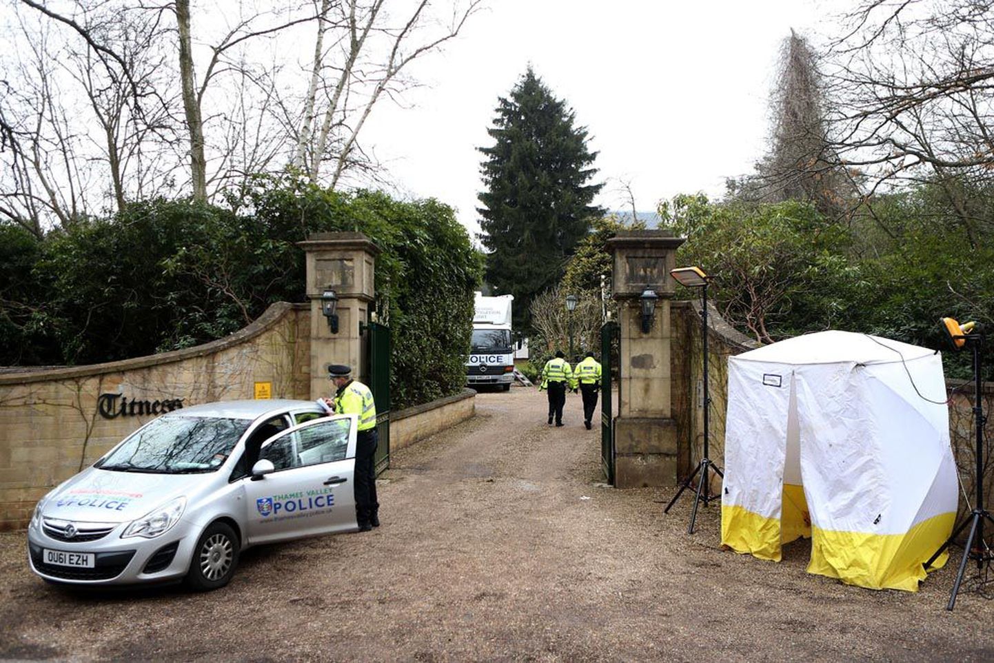 Korrakaitsjad eile Boriss Berezovski Londoni lähistel Ascotis asuva valduse värava juures.