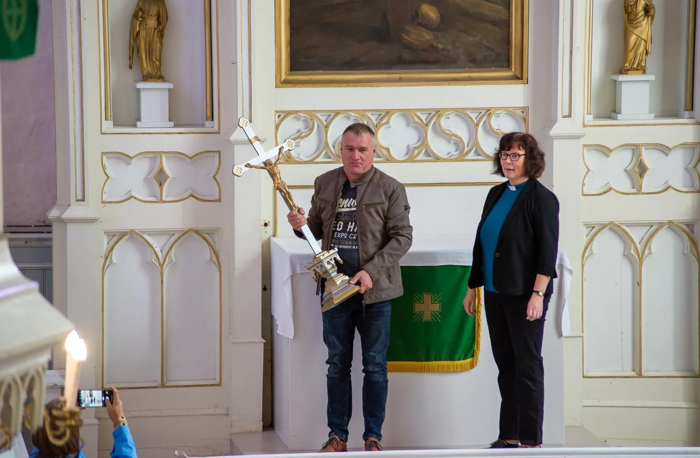 Suure-Jaani Johannese kiriku restaureerimistööde ajaks pakiti altar kokku. Pildil Suure-Jaani Johannese koguduse juhatuse esimees Madis Randaru ja koguduste õpetaja Hedi Vilumaa.