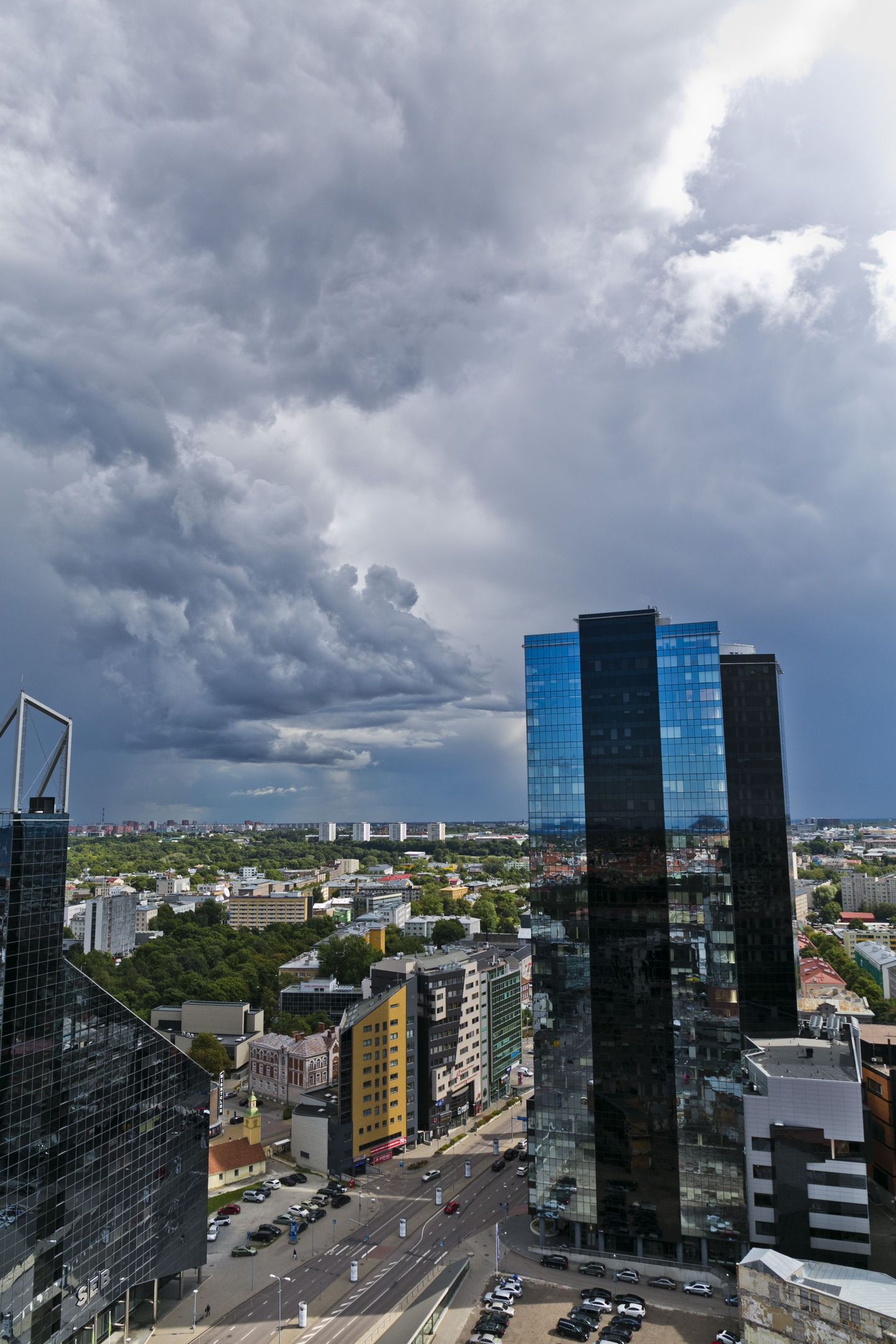 Vihmapilved Tallinna kohal.