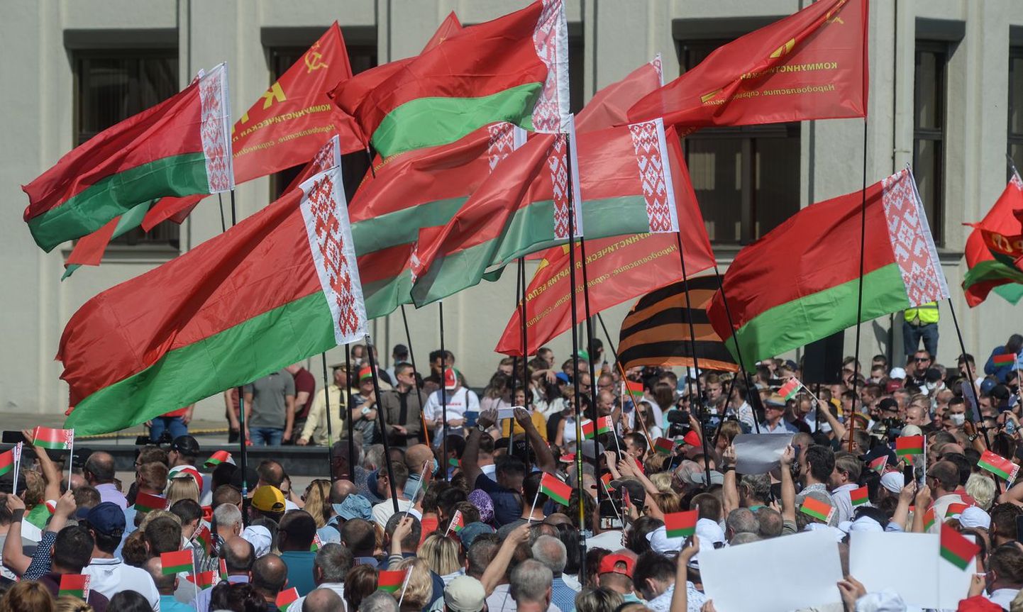 Сторонники Александра Лукашенко с государственными флагами.
