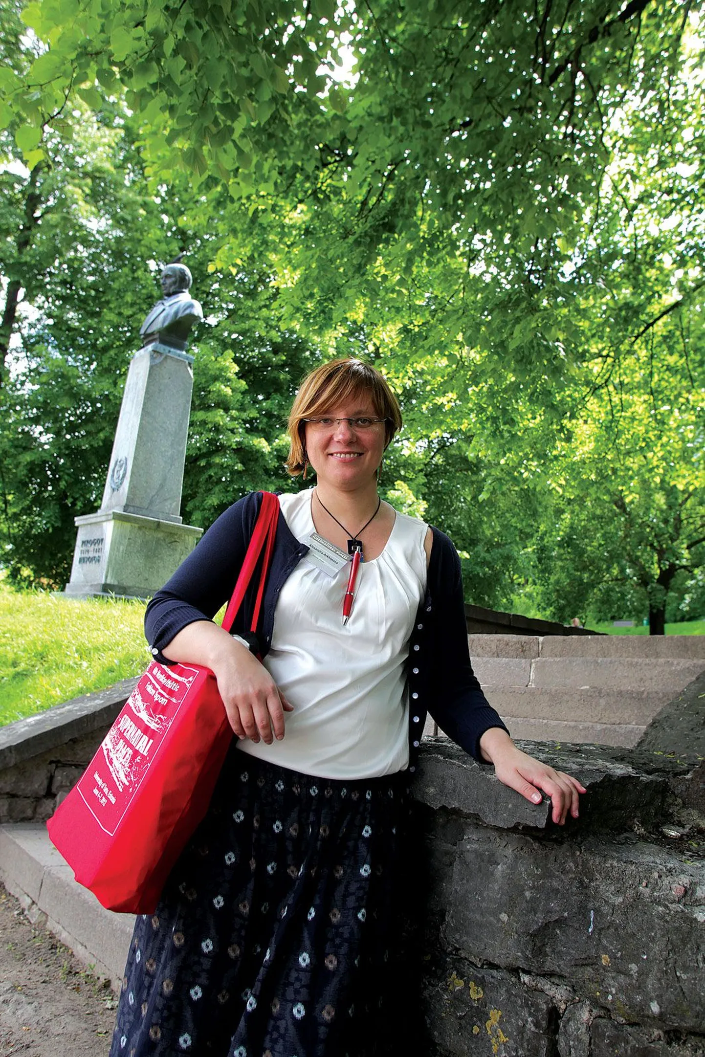 Professor Aleksandra Arhipova käis eile sümpoosioni lõunavaheajal Pirogovi platsil, et anda intervjuu Tartu Postimehele.