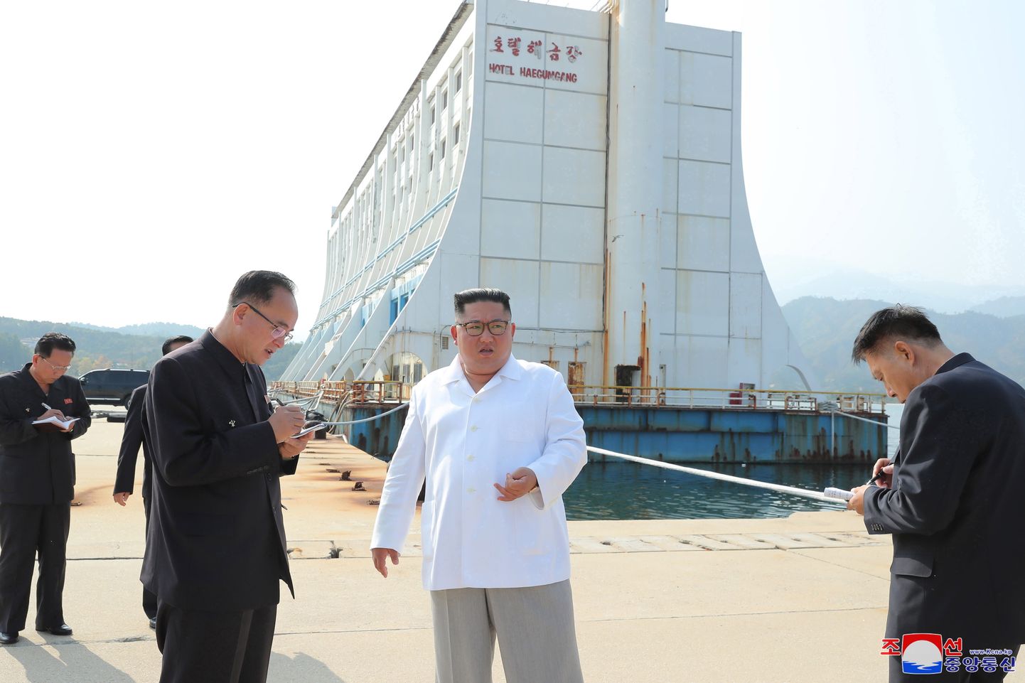 Põhja-Korea liider Kim Jong-un (keskel) sellel riigimeedia avaldatud fotol Kumgangi mäe turismikompleksis rajatisi inspekteerimas.