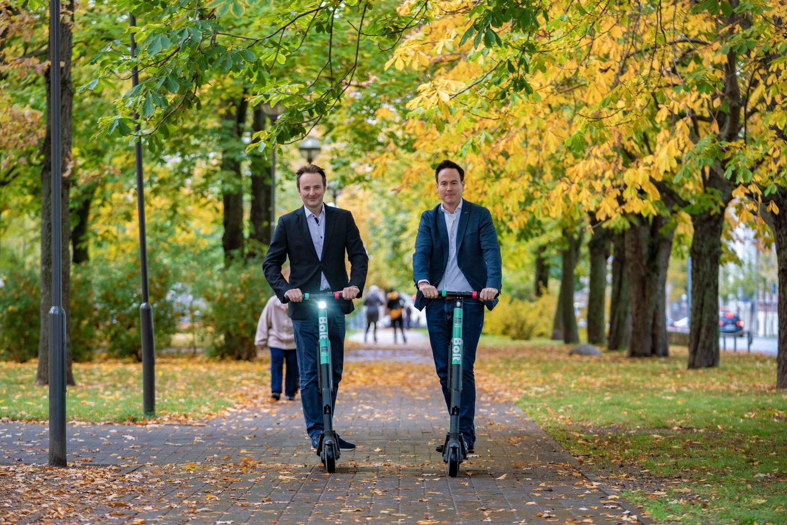 Daimleri esindajad Björn Avemark (vasakul) ja Steven Kasih (paremal) leiavad, et elektritõuksiga on tore sõita, aga jätkusuutliku ärina pole see end veel tõestanud.