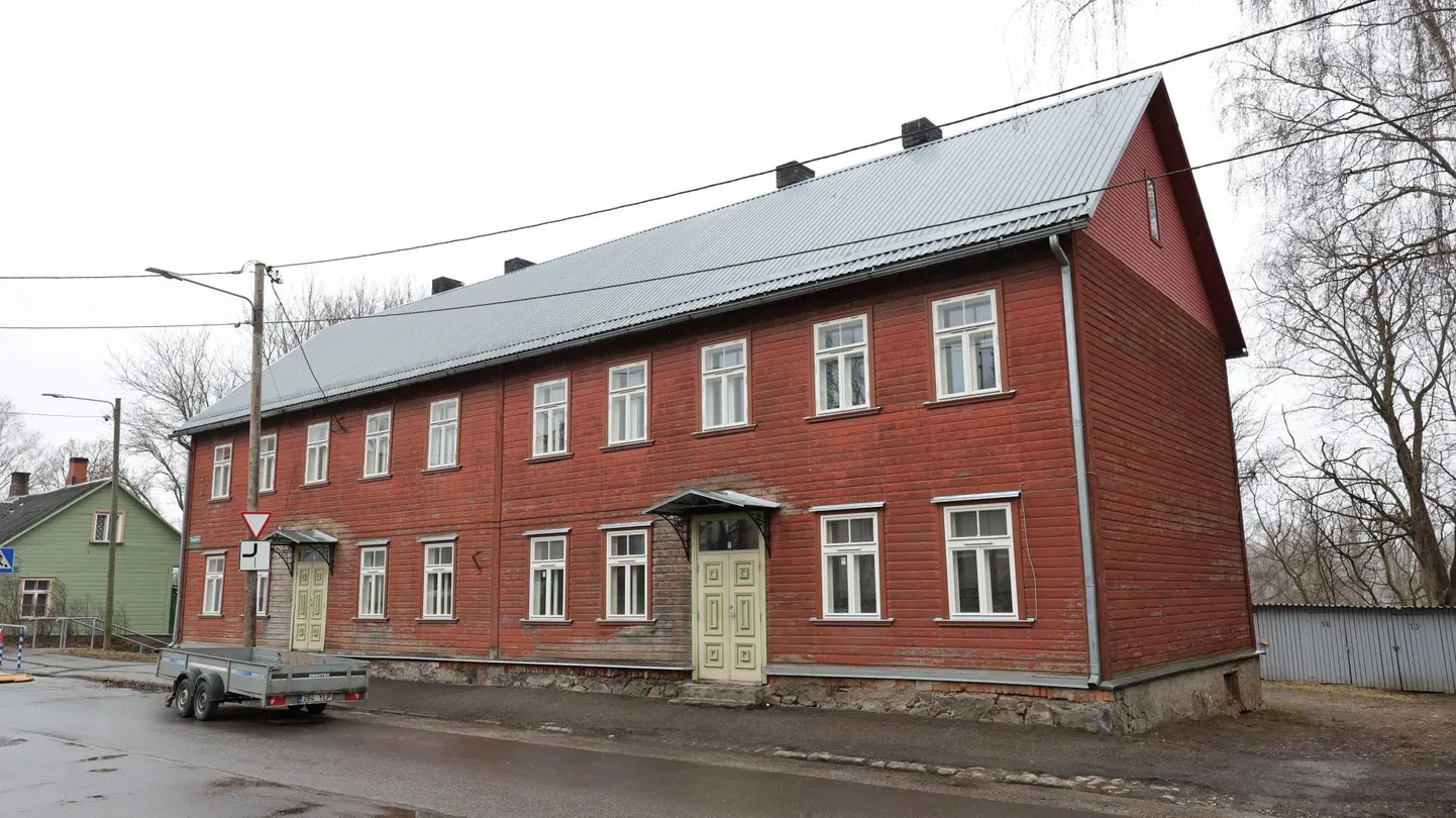 Oksjonile minevas Staadioni 34 majas on 12 korterit. Kuigi hoone on väljast üsna kobe, pole seal enam ühtegi elanikku.
