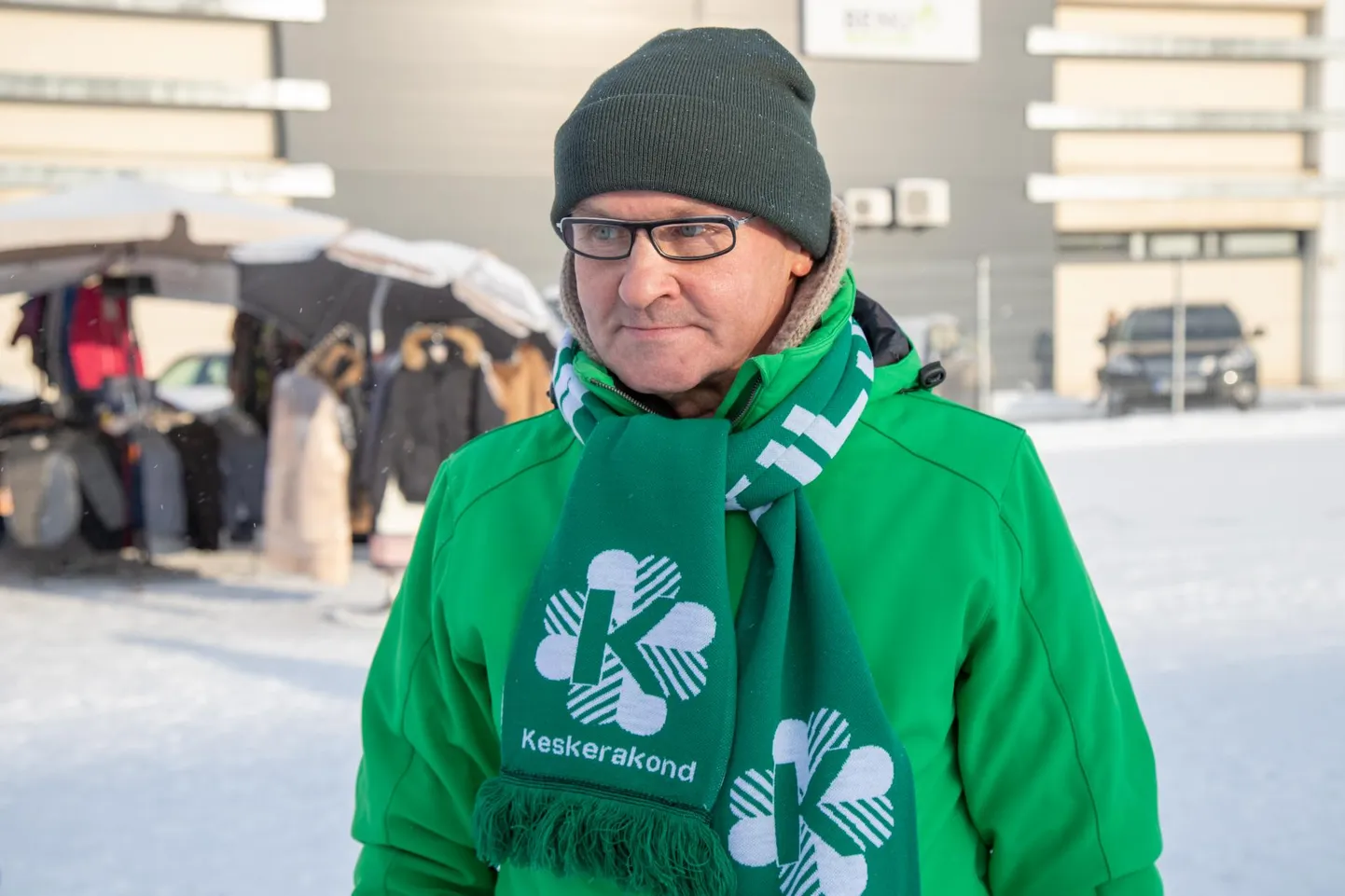 Jaak Aab tegemas Keskerakonnale valimiskampaaniat Viljandi turul.