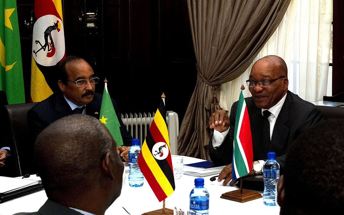 Lõuna-Aafrika Vabariigi president Jacob Zuma (paremal) Mauritaania kolleegi Mohamed Ould Abdel Aziziga Aafrika Liidu  kohtumisel.