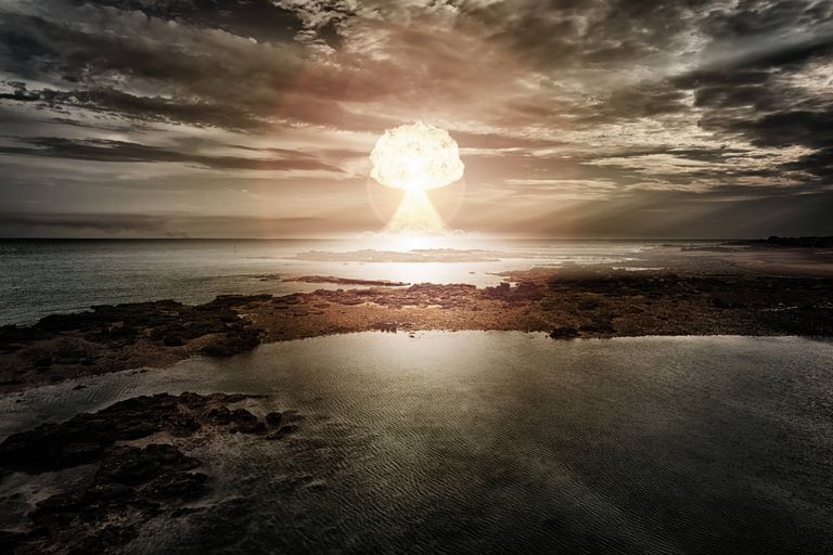 Ядерный взрыв над морем. Иллюстративное фото.