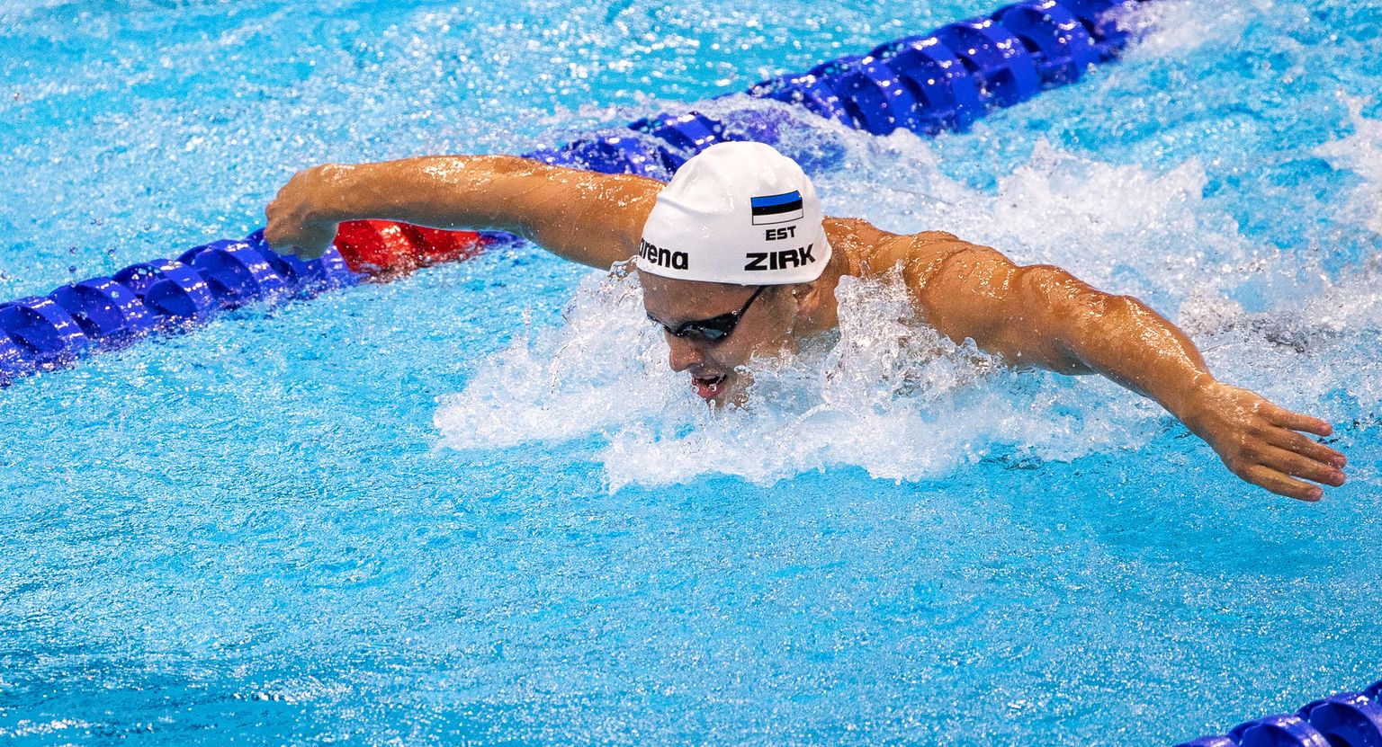 Kregor Zirk osalemas Tokyo olümpiamängudel 100m liblikujumise distantsil.