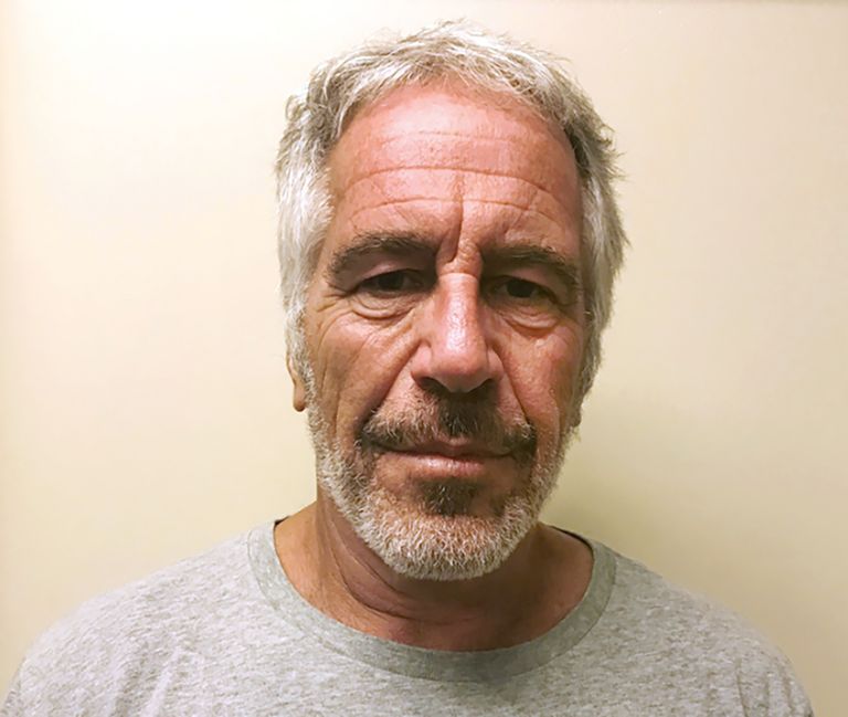 Jeffrey Epstein süüdistati kümnete alaealiste seksuaalses ärakasutamises Floridas ja New Yorgis asuvates luksuskorterites ja -majades aastatel 2002–2005.