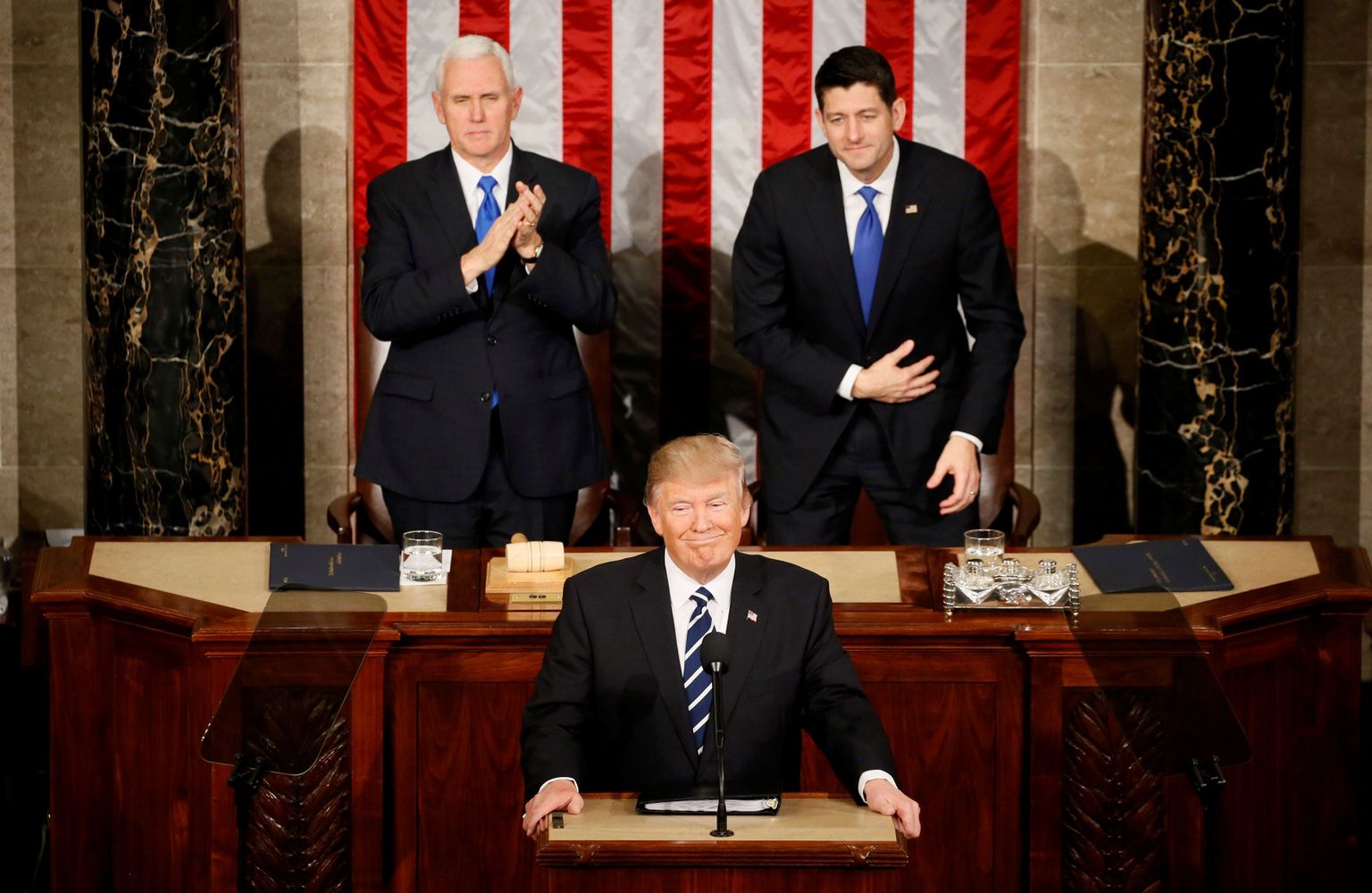 Donald Trump Kongressi ees, tema selja taga asepresident Mike Pence ja Esindajatekoja spiiker Paul Ryan.