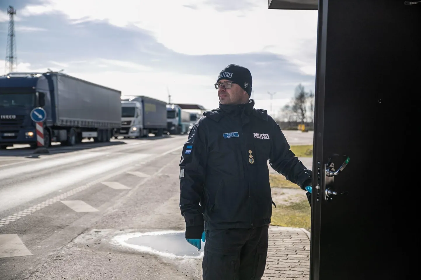Valitsuse otsusega ajutiselt taaskehtestatud piirikontroll, et koroonaviiruse levikut tõkestada, tekitas Iklasse mitme kilomeetri pikkuse veokirivi, kuid õhtuks sai Lääne prefekt Kaido Kõplas ühes kolleegidega sellest võitu.