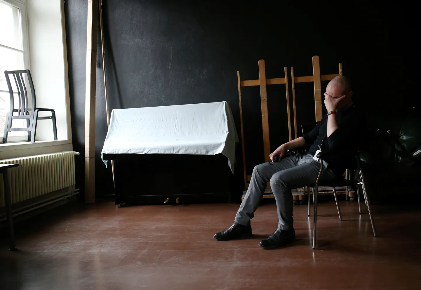 Aprillis saab selgeks, et Tartu ülikooli kunstide keskus vanas anatoomikumis peab tegevuse lõpetama. Lektor Rauno Thomas Mossi kehakeel ei jäta võimalust mitmeti mõista tema suhtumist sellesse otsusesse.