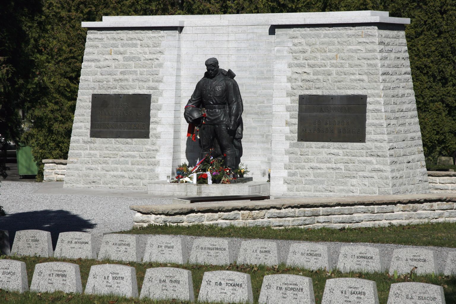 Бронзовый солдат на Военном кладбище.