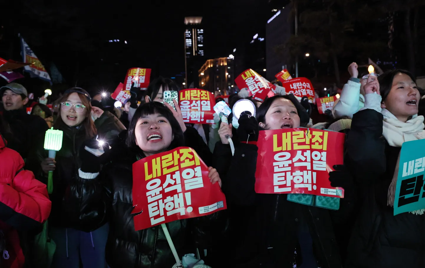 Presidenti Yoon Suk-yeoli tagandamist nõudvad meeleavaldajad täna Soulis.