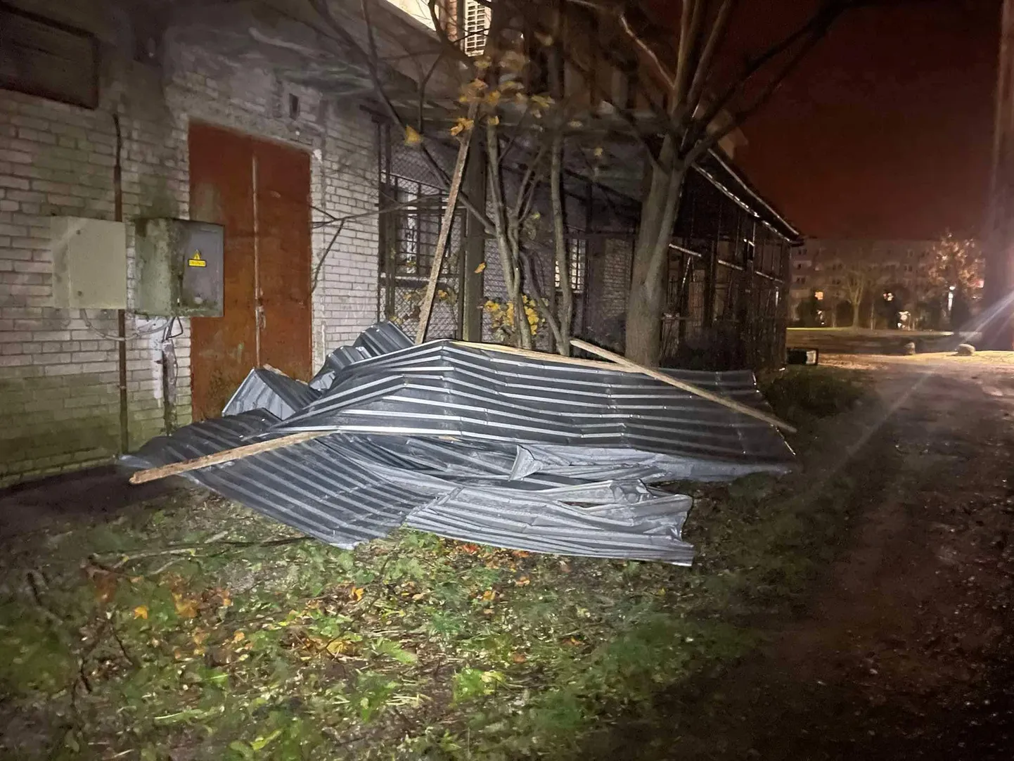 Tormituul rebis Paldiskis asuvalt majalt katuse.