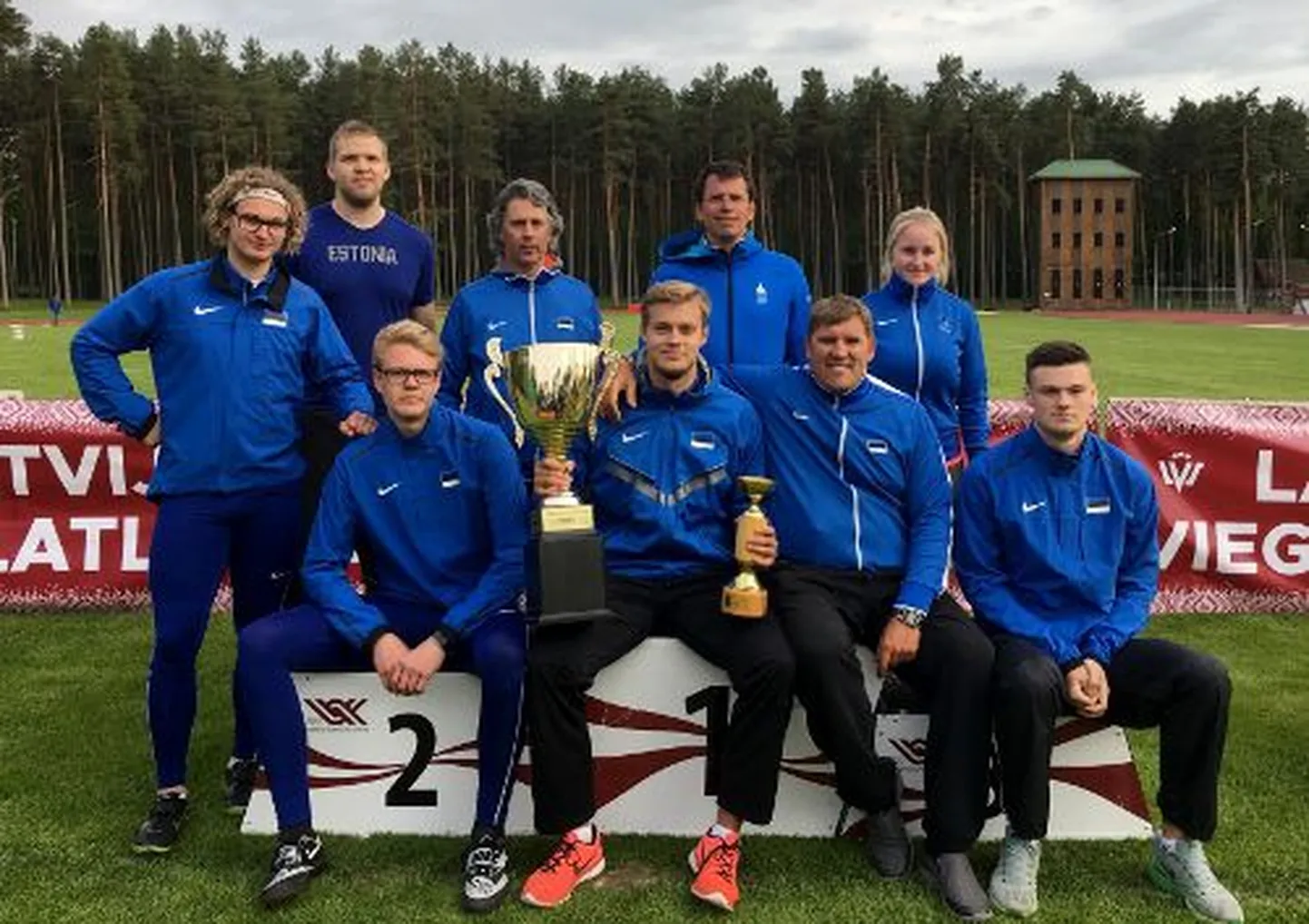 Eesti heitealade koondis võidukarikaga.