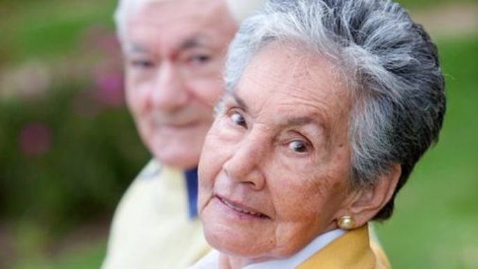 Любящие портреты пожилые лесбиянки обнимаются на кухне — homesual, стоя - Stock Photo | #