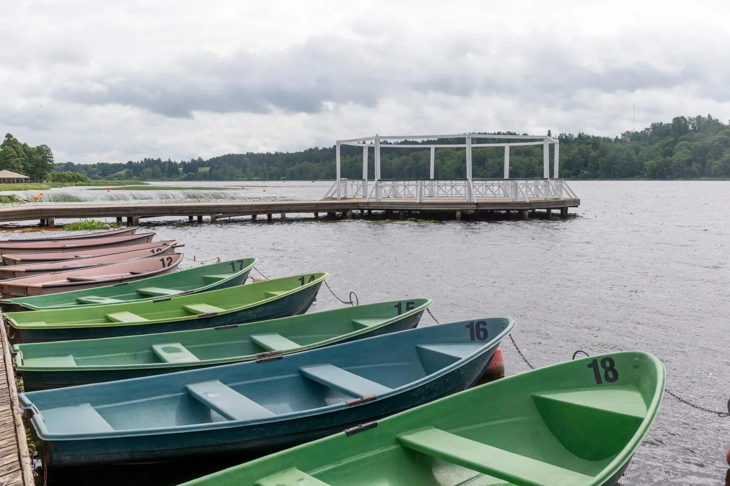Viljandi linnale kuulub 15 paati, mida spordikeskus on järve ääres suviti laenutanud. Nüüd lähevad paadid tasuta ettevõtja kasutusse.