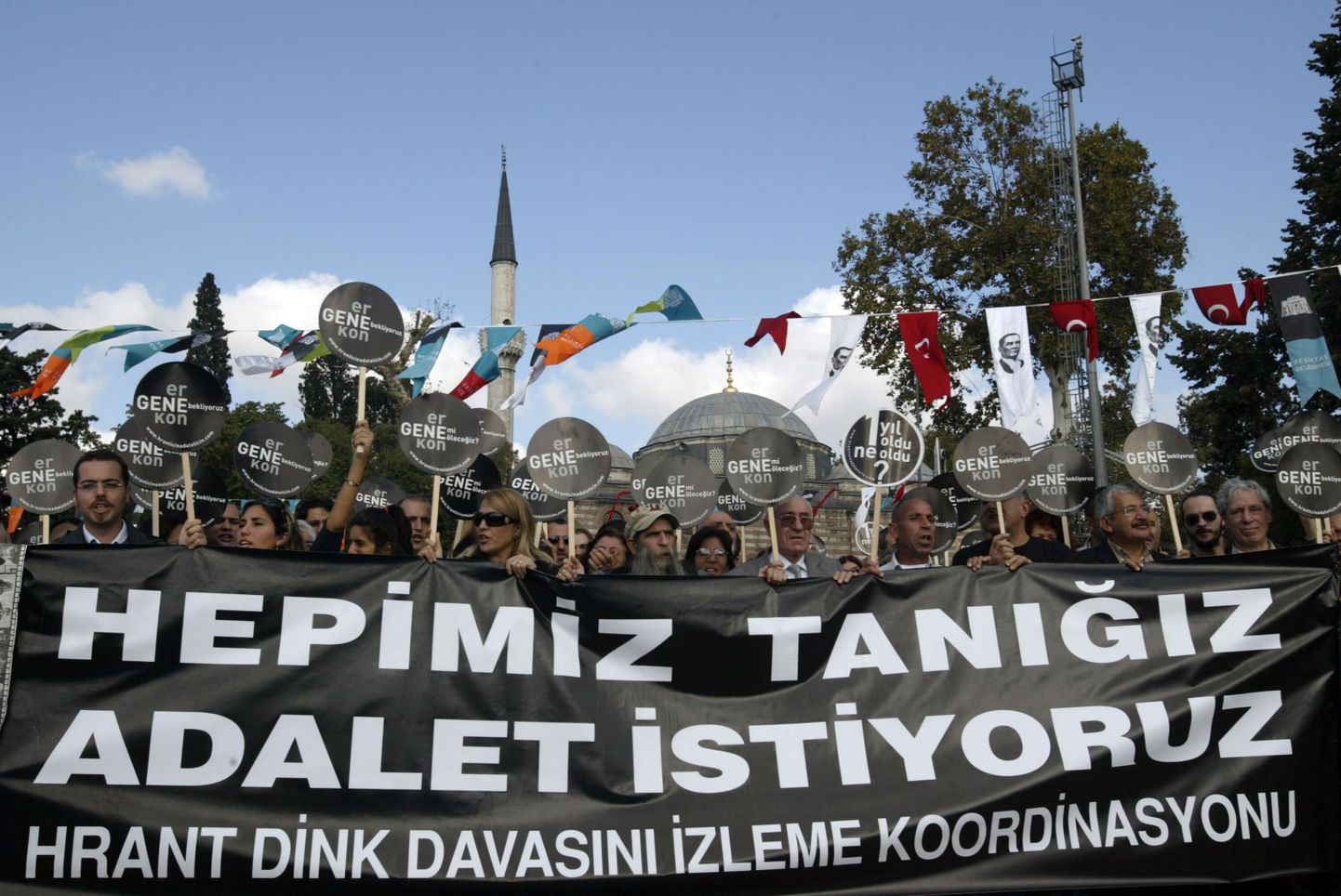 Istanbuli kohtuhoone ees oktoobris Hrant Dinki tapjate üle peetava protsessi ajal toimunud miiting.