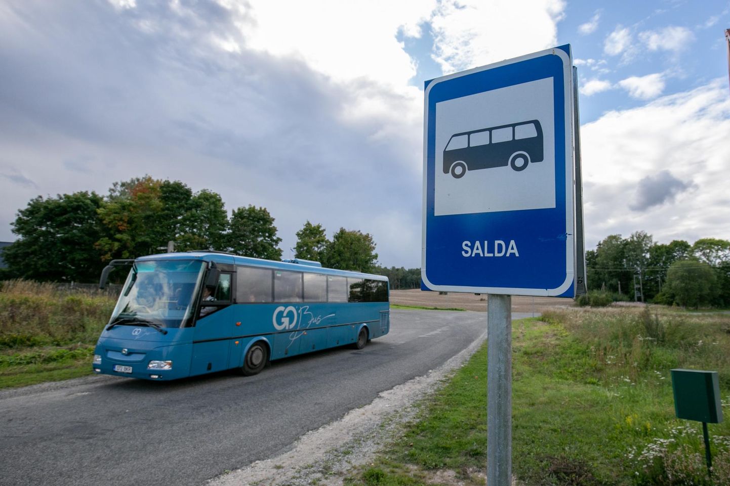 Saldas on bussipeatus juriidiliselt võttes vaid ühel teepoolel, sest tee teises servas peatusepost koos vastava liiklusmärgiga puudub.