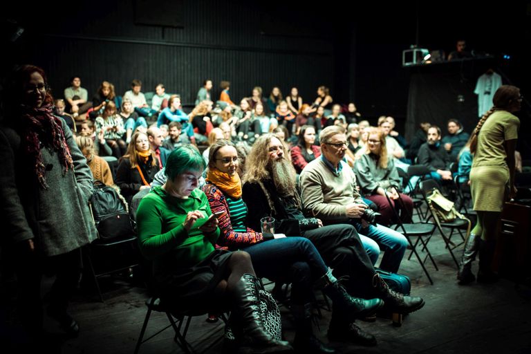 Luuleprõmmu publik 2018. aastal Tartus.