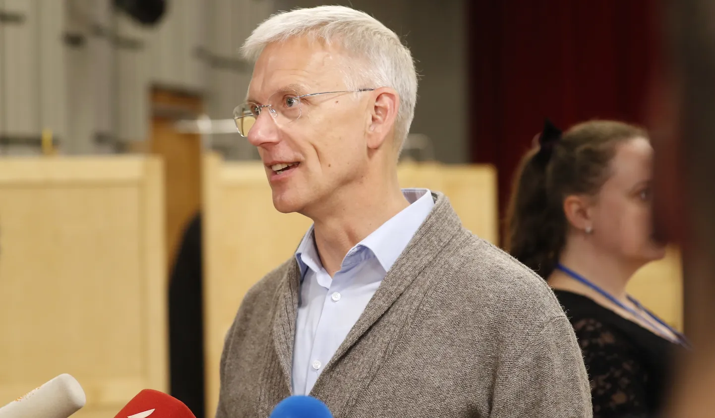 Krišjānis Kariņši Uus Ühtsus alustab täna koalitsioonikõnelusi Läti järgmise valitsuse moodustamiseks. Pildil Kariņš laupäeval Siguldas valimisjaoskonnas.