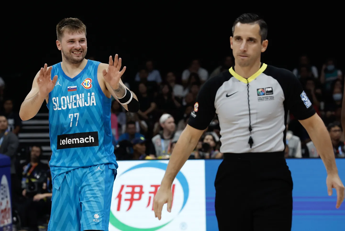 Luka Dončićil (vasakul) oli MMi veerandfinaalis Kanada vastu kana kitkuda.