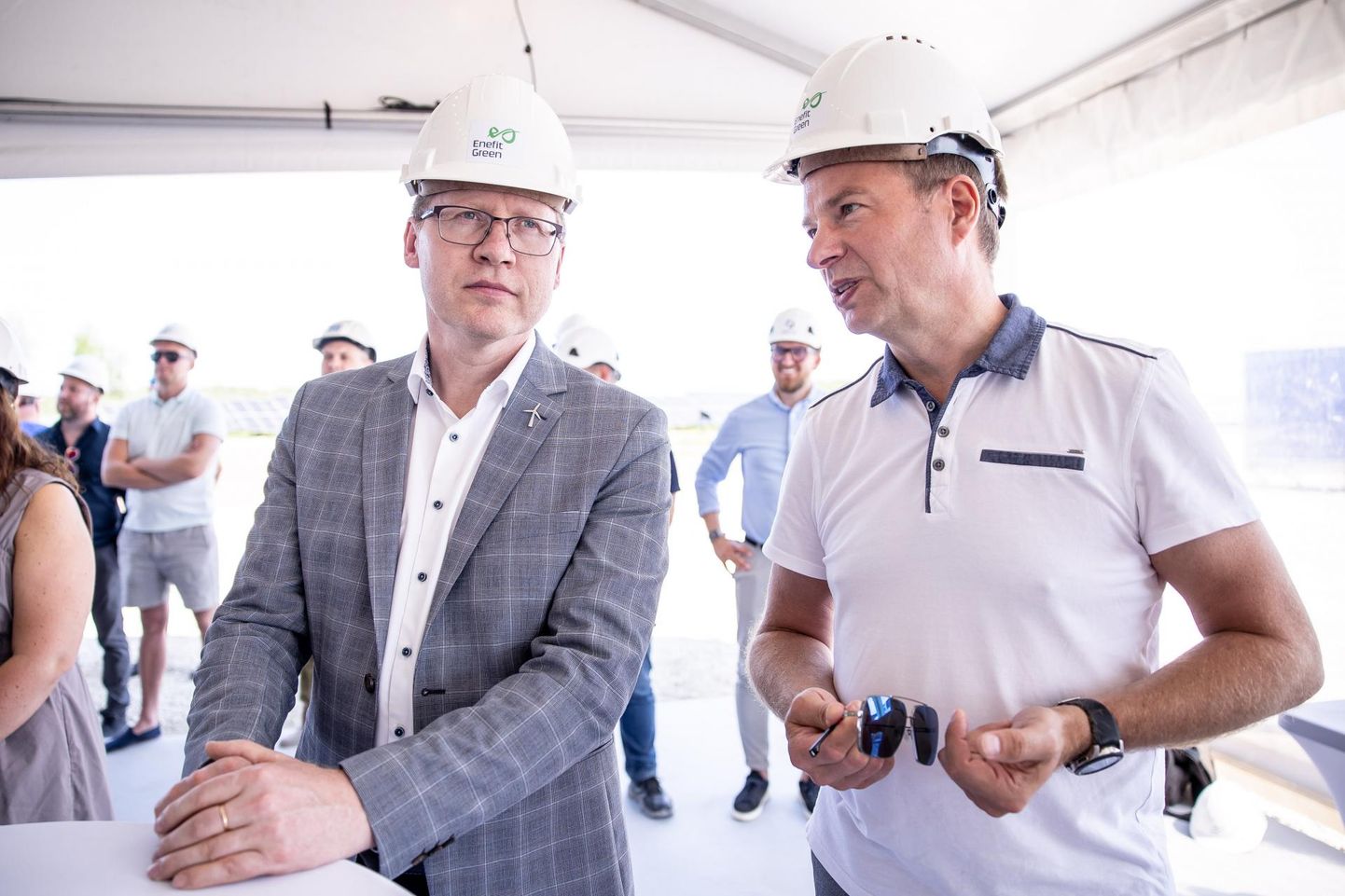Eesti Energia juht Andrus Durejko (vasakul) ja endine juht Hando Sutter mullu juunis Purtse tuulepargi avamisel. See on üks vähestest fotodest, kus kaks juhti koos. 