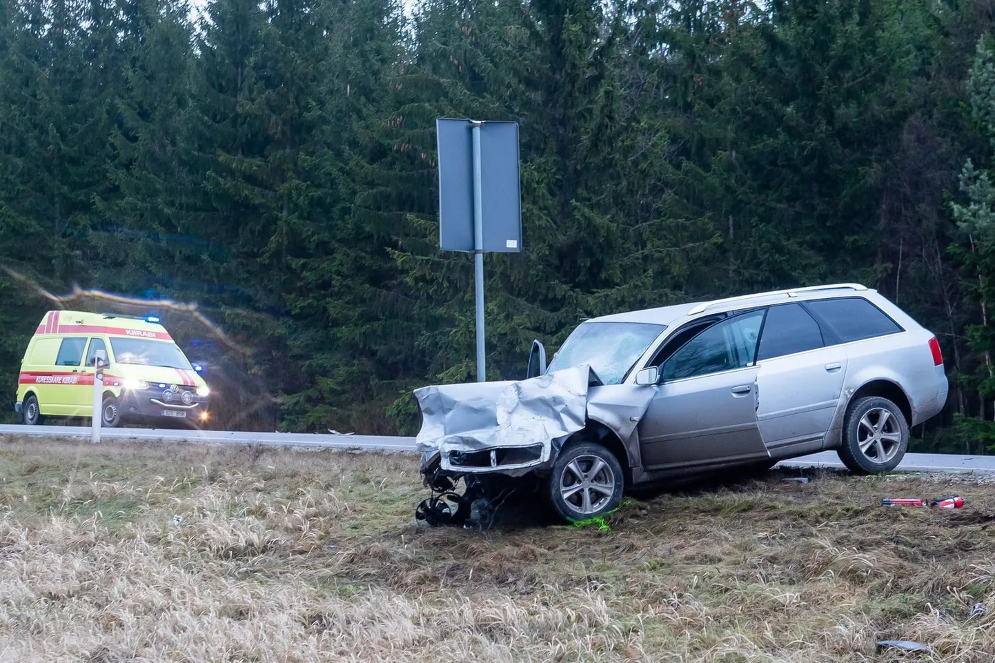Liiklusõnnetus Saaremaal Risti-Virtsu-Kuivastu maantee 128. kilomeetril. Roolijoodiku põhjustatud avariis sai surma kolm inimest.