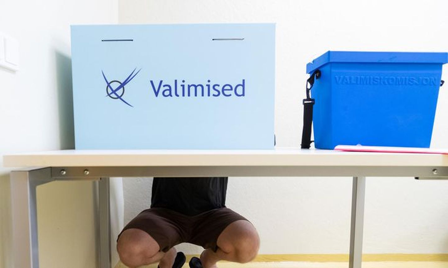 Пример выборов в Таллиннском арестном доме. Кроме того, досрочно можно проголосовать дома, в больнице, в круглосуточном учреждении опеки, на судне, за рубежом, письменно и электронно.