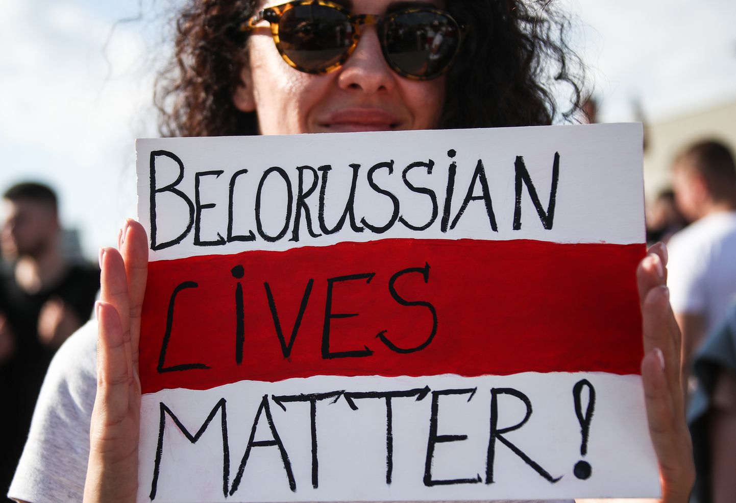 Protest Minskis, protestijal on plakat «Valgevenelaste elud on tähtsad»