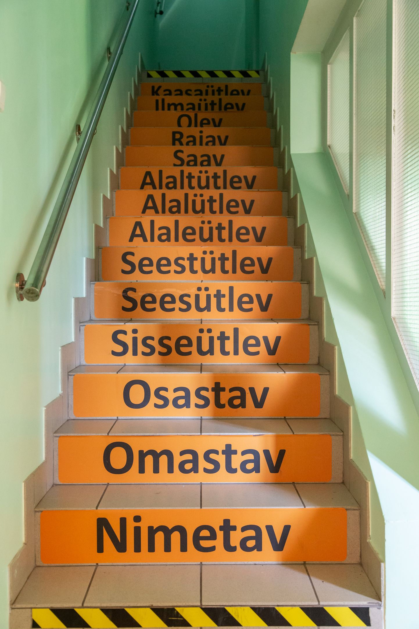Alates 1. septembrist lähevad kõik venekeelsete koolide 1. ja 4. klassid üle eestikeelsele õppele ning üleminek täielikule eestikeelsele õppele neis põhikoolides peaks toimuma aastal 2030. Pildil on eesti keele õppimist toetav trepp Illuka koolis.