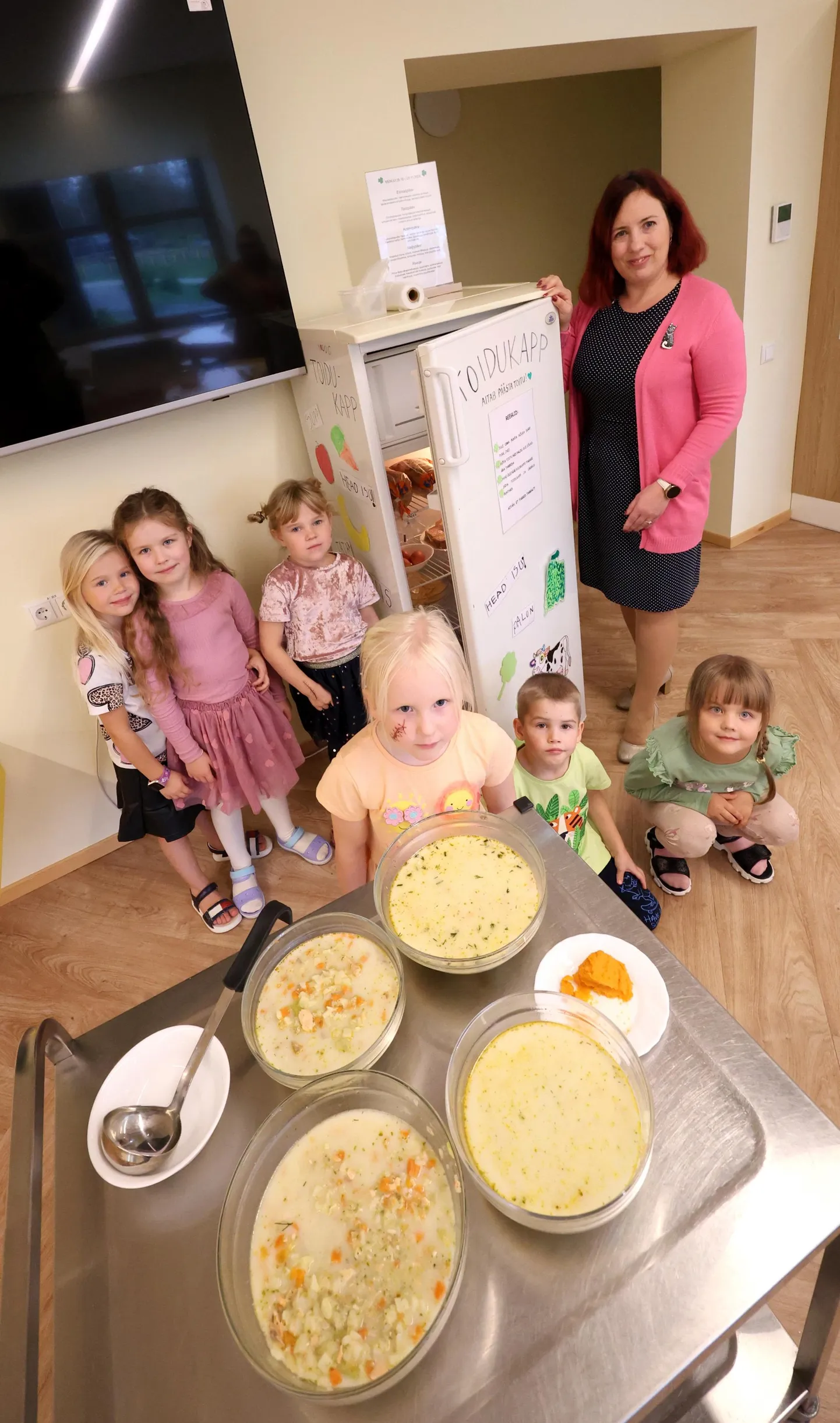 Ristikheina lasteaia direktor Kadi Kutsar ühes Tähtheina rühma lastega, kelle sõnul on toidud lasteaias nii head, et võtavad hea meelega veel kojugi kaasa.