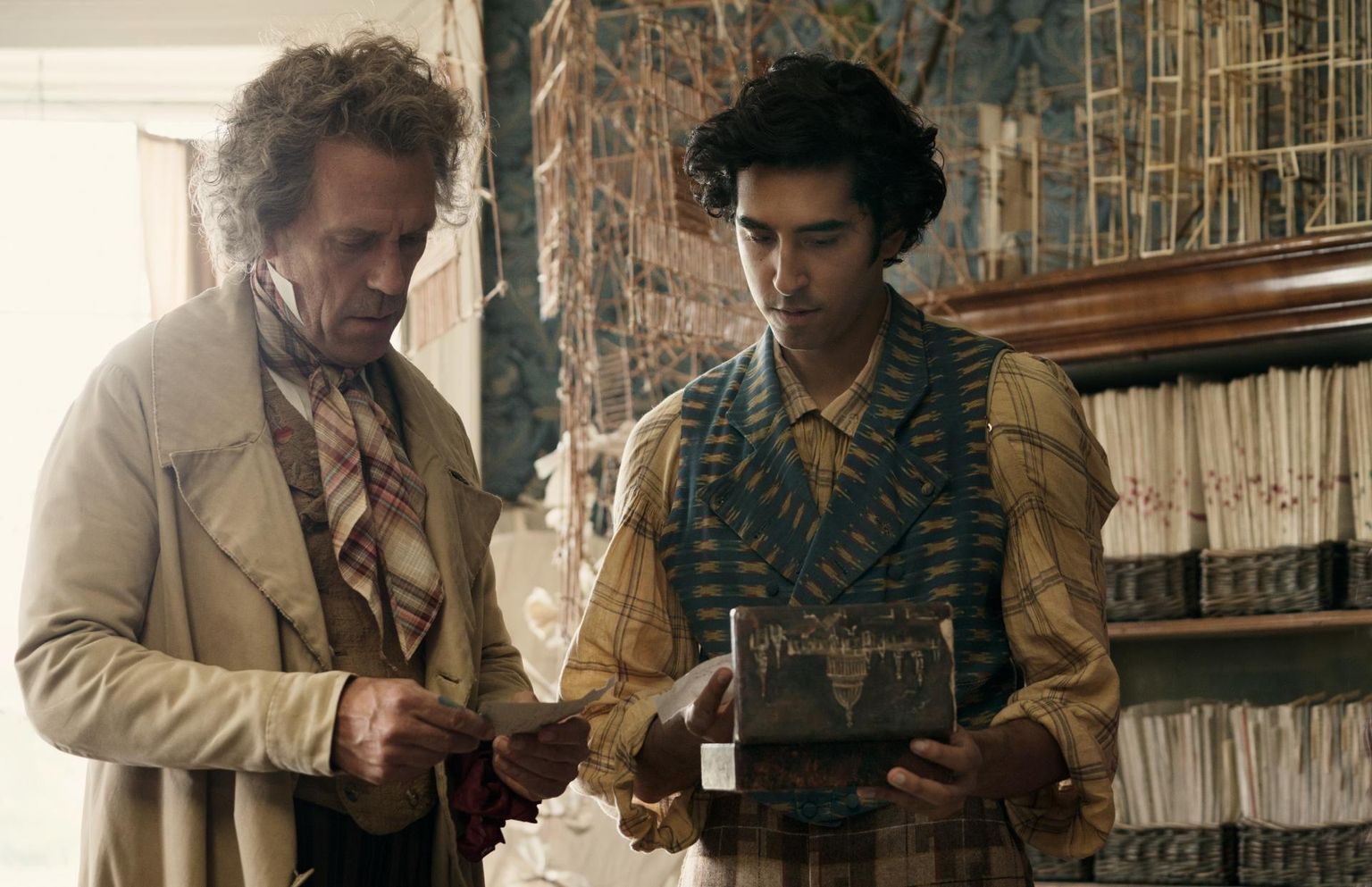 Hugh Laurie ja Dev Patel filmis «David Copperfieldi isiklik elulugu».