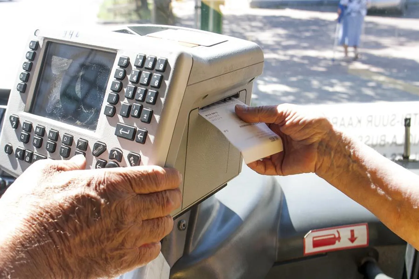 Kui praegu peavad Viljandi pensionärid bussipiletite kulutšekid kokku korjama, et need sotsiaalameti kassas raha vastu vahetada, siis 15. augustist seda teed enam ette võtma ei pea.