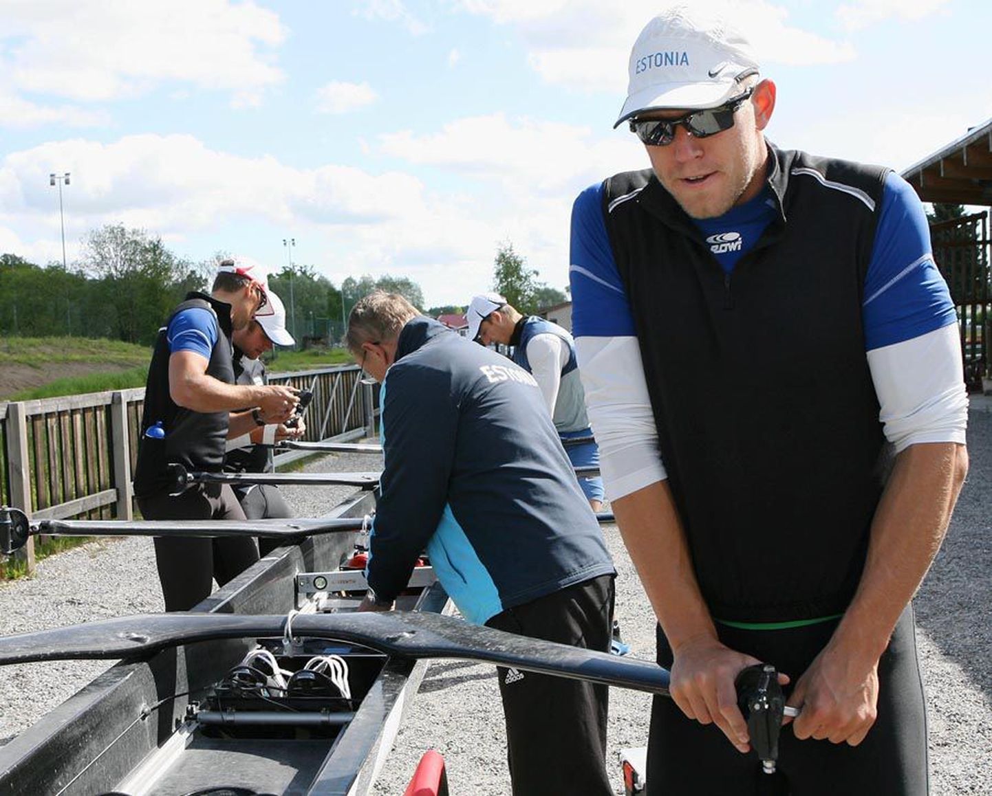Olümpiamängudeks valmistuvad Eesti sõudekoondise neljapaadi mehed  askeldasid eile sõudeellingu taga paatide kallal. Nädala treenib koondis Viljandi järvel.