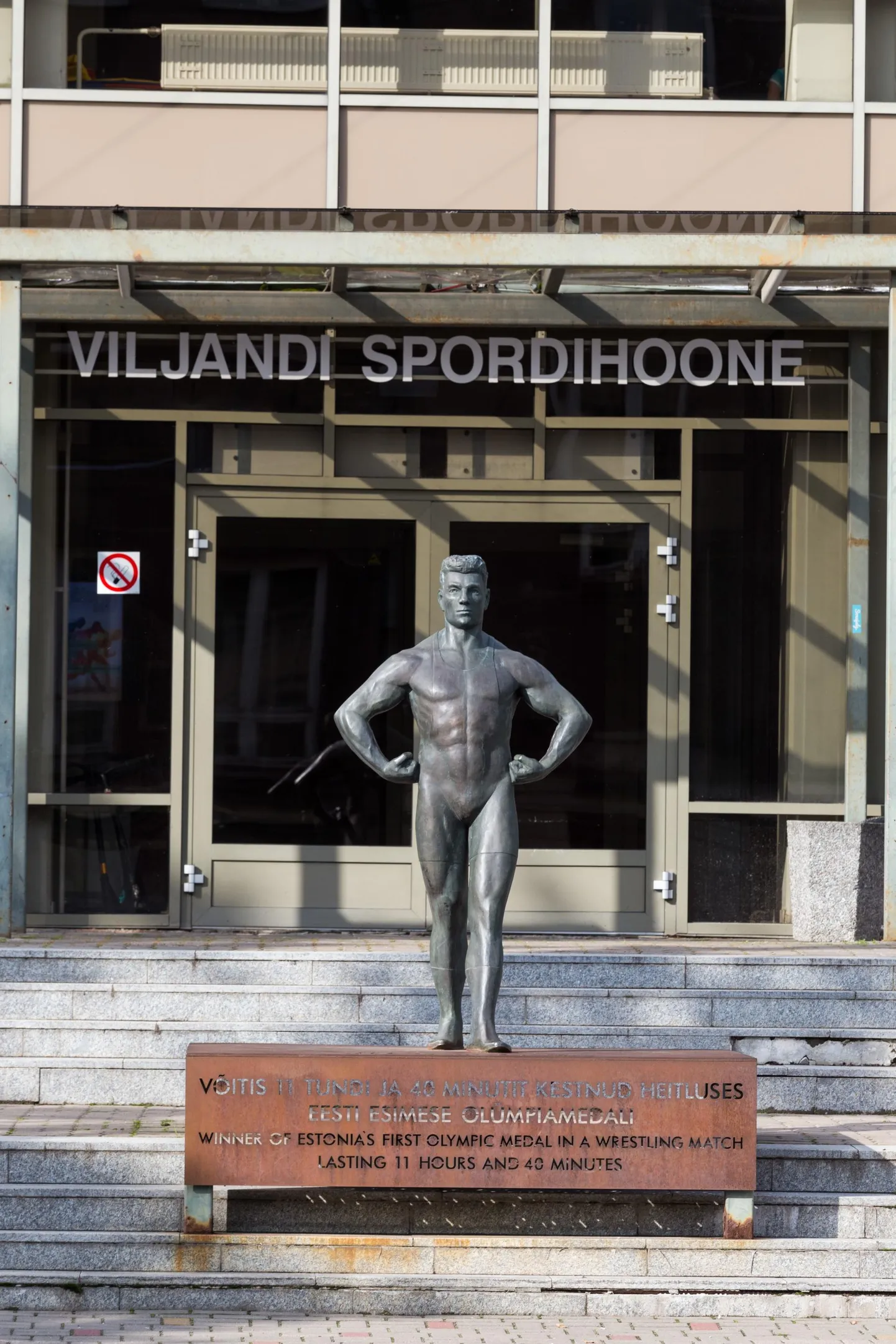 Martin Kleini monument Viljandi spordihoone ees

 