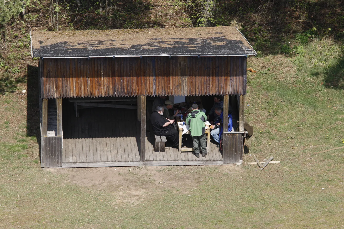 Talgulised võtavad Piirissaarel käsile paviljoni ja piknikukoha, mis on võssa kasvanud.